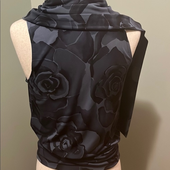 Express Floral Sleeveless Top - Black - Picture 3 of 5
